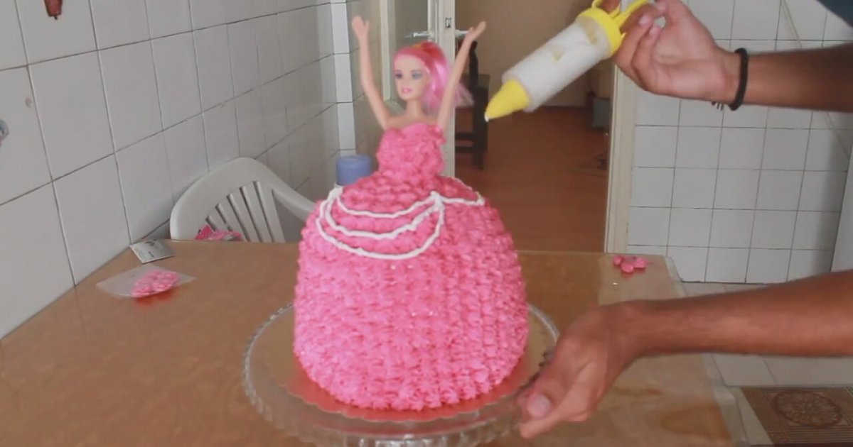 Tatlı Tarifleri Barbie�li Pasta Yapımı
