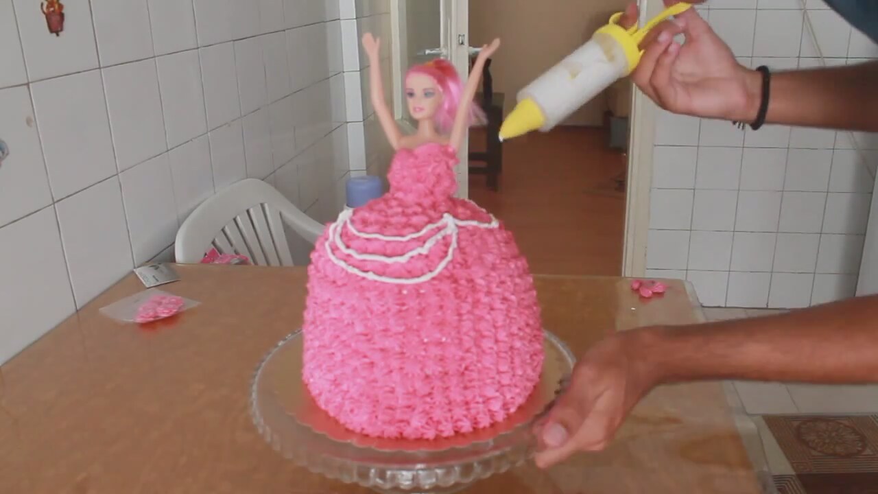 Tatlı Tarifleri Barbie�li Pasta Yapımı