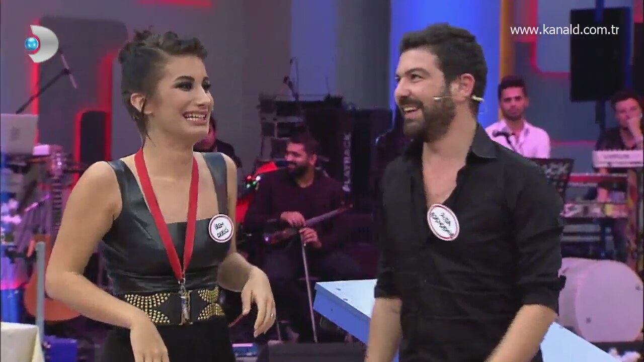 irem-derici-ve-esinden-ilginc-sevinme-dansi-ben-bilmem-esim-bilir-yilbasi-ozel_8032943-58750_1280x720.jpg